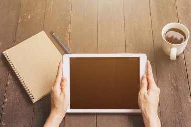 El kadın tablet Bahçe v ile kahve dükkanında tablo kullanma