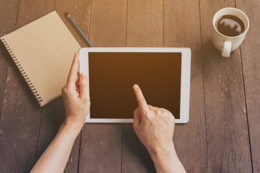 El kadın tablet Bahçe v ile kahve dükkanında tablo kullanma