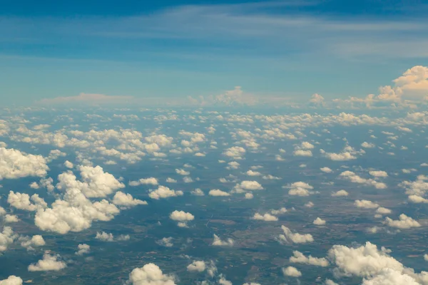 雲と飛行機の中で青い空の上を表示します。. — ストック写真