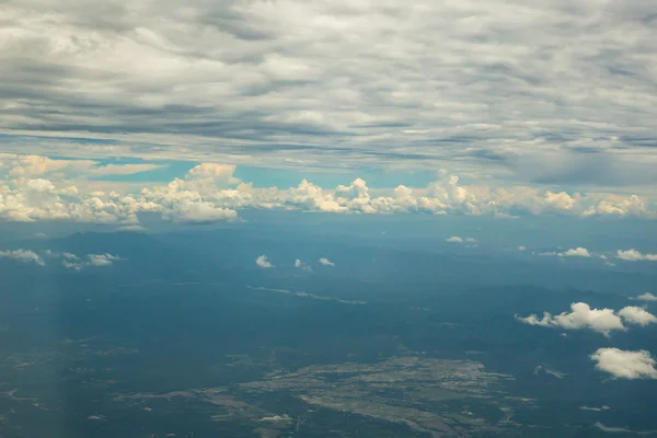 雲と飛行機の中で青い空の上を表示します。. — ストック写真