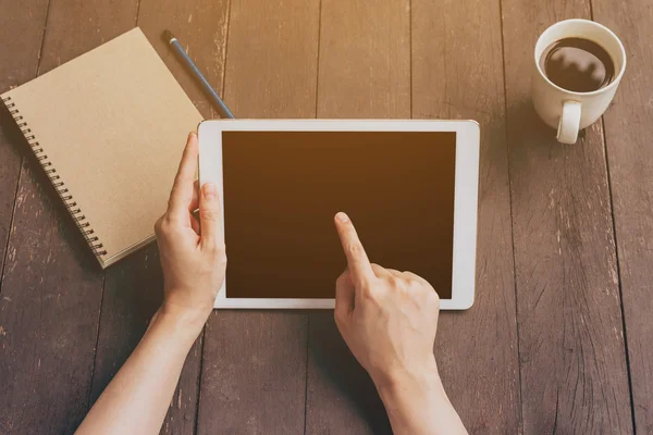 Mulher mão usando tablet na mesa no jardim no café com v — Fotografia de Stock