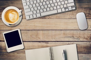Üstten Görünüm Ofis Masası not defteri, bilgisayar ve kahve fincanı ve 
