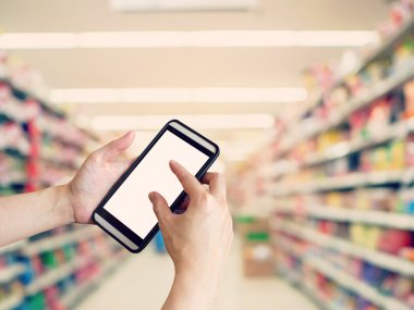 Holding ve telefon ile arka plan bulanık kullanarak el kadın