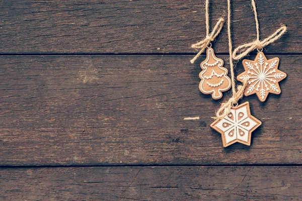 Juldekoration hängande på trä bakgrund med copyspace. — Stockfoto