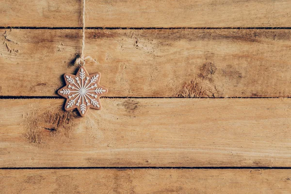 Weihnachtsdekoration hängt auf Holz Hintergrund Textur mit Polizist — Stockfoto