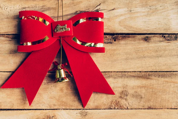 Rote Schleife Weihnachten hängt auf Holz Hintergrund mit Copyspace., han — Stockfoto