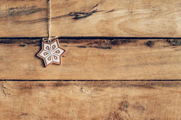 Decoración navideña colgando sobre fondo de madera textura con poli —  Fotos de Stock