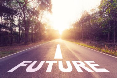 Boş asfalt yol ve gelecek kavramı.