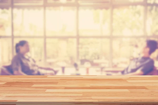 Leerer Holztisch und verschwommenes Hintergrunddisplay im Café — Stockfoto