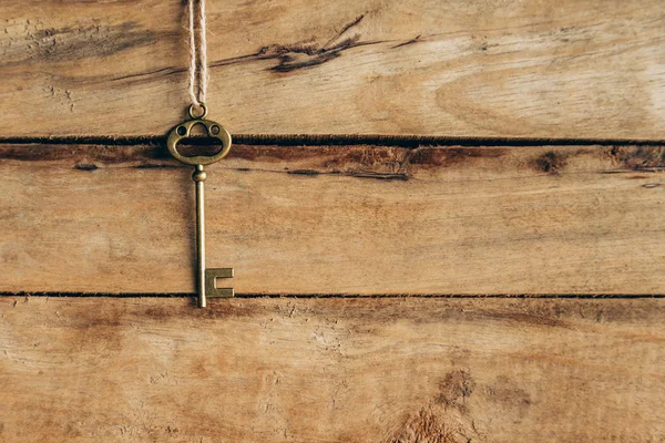 Llave vieja colgando en madera marrón con espacio . — Foto de Stock