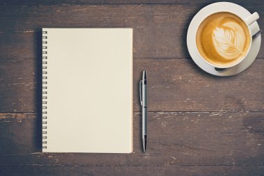 Üstten Görünüm defter ve kalem ile ahşap masa, Vintage kahve Kupası