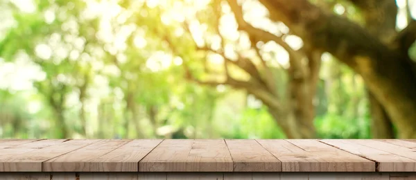 Prázdný Dřevěný Stůl Rozostřené Bokeh Rozmazané Pozadí Zahradních Stromů Slunečním — Stock fotografie