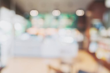 Kafede ve kafenin arka planında bulanık bir ışık masası var. ürün görüntüleme şablonu.