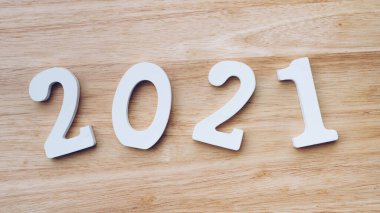 İş ve tasarım konsepti - ahşap masa üzerindeki yeni yıl metni için 2021 numaralı ahşap.