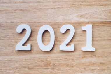 İş ve tasarım konsepti - ahşap masa üzerindeki yeni yıl metni için 2021 numaralı ahşap.