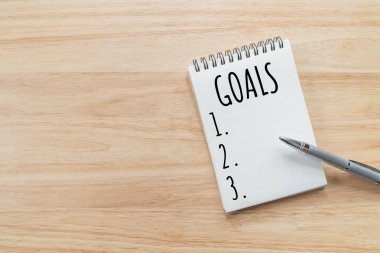 Tahta masada Hedef Listesi olan not defterinin üst görünümü, hedef kavramı.