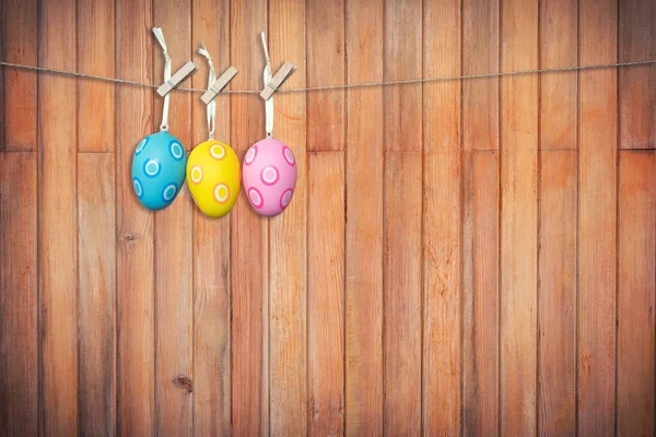 Œufs Pâques Colorés Suspendus Sur Fond Bois Tonique Vintage — Photo