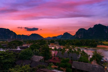 Yüksek Açılı Manzara ve güzel gün batımı Vang Vieng, Laos 'ta.