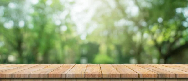 Prázdný Dřevěný Stůl Rozostřené Bokeh Rozmazané Pozadí Zahradních Stromů Slunečním — Stock fotografie