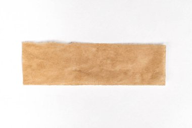 Beyaz arkaplanda yırtık bir kağıt parçasını kapat