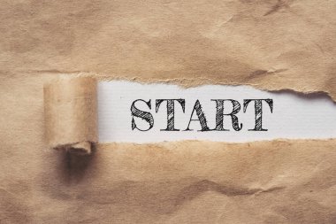 İş ve finans. Beyaz arkaplandaki yırtık kahverengi kağıt, metin - Başlat