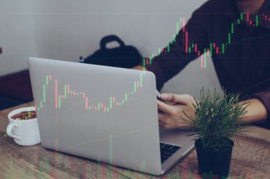 Elinde akıllı bir telefon tutan tüccar ve doğru yatırım çözümlerini sürdürmek için borsayı araştırıyor.. 