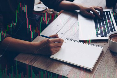 Hisse senedi piyasasını araştıran tüccar doğru yatırım çözümlerini sürdürmek için el ele tutuşuyor. 