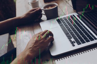 Hisse senedi piyasasını araştıran tüccar doğru yatırım çözümlerini sürdürmek için el ele tutuşuyor. 