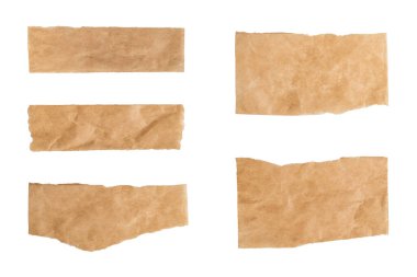 Beyaz arkaplanda yırtık kahverengi bir kağıt setini kapat