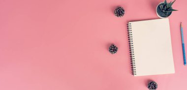 Fotokopi alanı olan renk arkaplanı üzerine boş defter