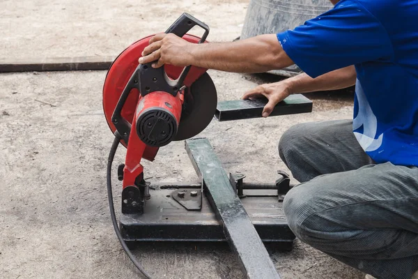 Arbeiter Schneidet Stahl Mit Einem Kreisförmigen Stahlschneider — Stockfoto