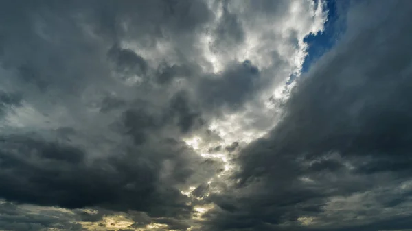 Dramatische Gewitterwolken Dunklen Himmel — Stockfoto