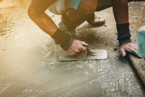 Mason Construyendo Una Capa Cemento Casa — Foto de Stock