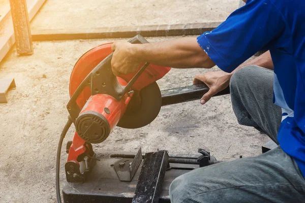 Arbeiter Schneidet Stahl Mit Einem Kreisförmigen Stahlschneider — Stockfoto