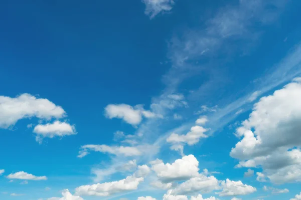 Modrá Obloha Bílé Mraky Nadýchaný Mrak Modrém Pozadí Oblohy — Stock fotografie