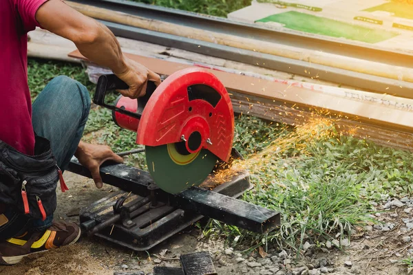 Arbeiter Schneidet Stahl Mit Einem Kreisförmigen Stahlschneider — Stockfoto