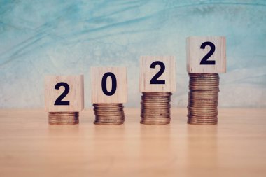 2022 yeni yıl konsepti. Ahşap bloklar ve masa 2022. Boşluğu Kopyala