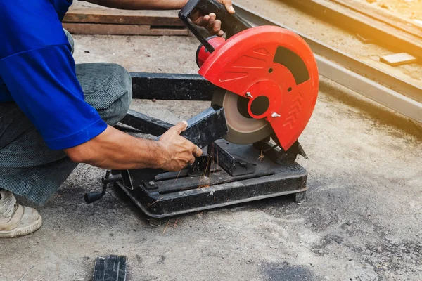 Hombre Trabajador Cortando Acero Con Cortador Acero Circular — Foto de Stock