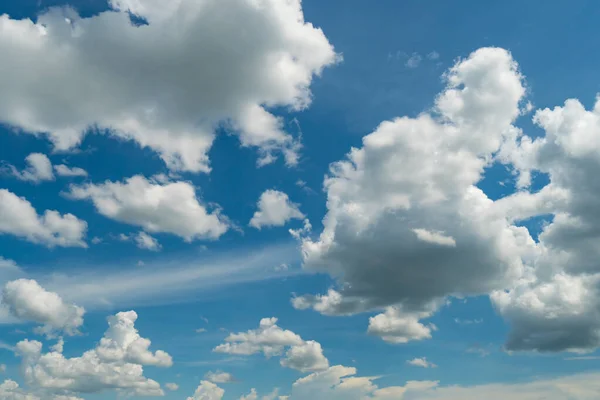 青空と白い雲 青空に浮かぶふわふわの雲背景 — ストック写真