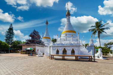 Beyaz benzersiz pagoda içinde Wat Phra bu DOI Gongmoo Simgesel Yapı Maehongson, Tayland.