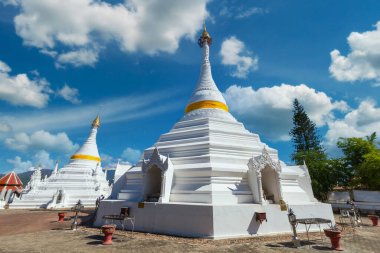 Beyaz benzersiz pagoda içinde Wat Phra bu DOI Gongmoo Simgesel Yapı Maehongson, Tayland.