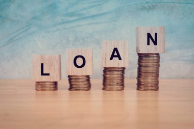 İş konsepti. Tahta bloklar ve masadaki yazılı krediler. Boşluğu kopyala