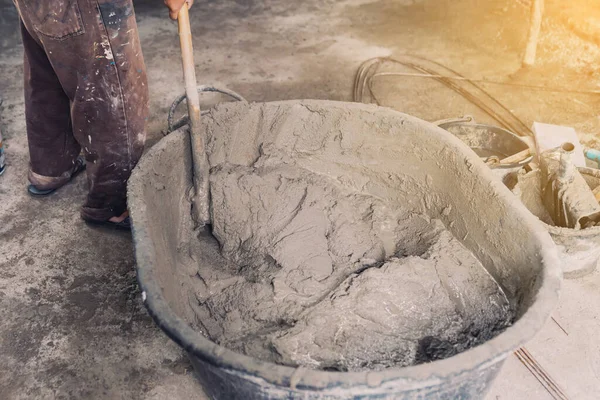 Bauarbeiter Mischt Mörtel Aus Einem Trog Eimer — Stockfoto