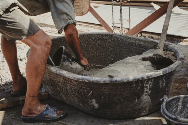 Рабочий Смешивания Цементного Раствора Штукатурки Строительства — стоковое фото