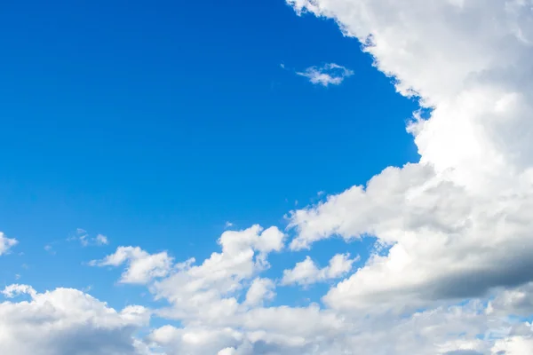 Enquanto nuvens no céu azul — Fotografia de Stock