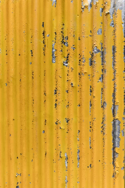 Старий жовтий гофрований залізний фон і текстура — стокове фото