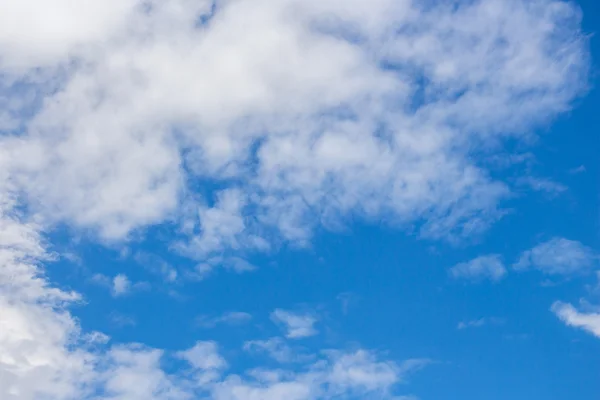 Nuvens brancas no céu azul — Fotografia de Stock