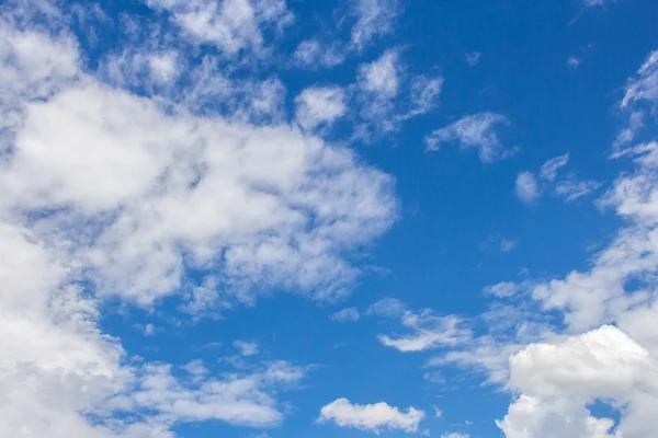 Nuvens brancas no céu azul — Fotografia de Stock