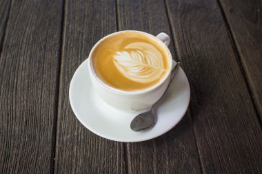latte ahşap üzerine kahve fincan