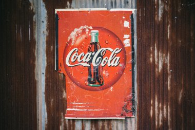 Chiang mai, Tayland -Ağu 23: eski pas koşulu vintage coca cola logosu.